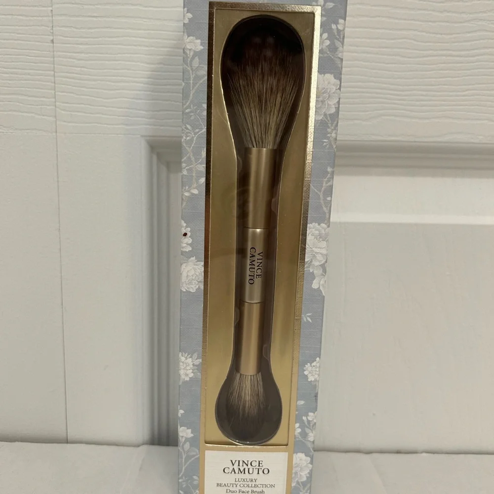 Vince Camuto Beauty Duo Face Brush | Dual-Ended Cream & Powder Makeup Brush. New - Picture 1 of 2